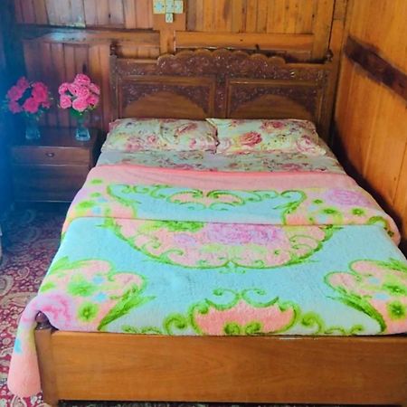 Houseboat Young Wild Rose ศรีนาการ์ ภายนอก รูปภาพ