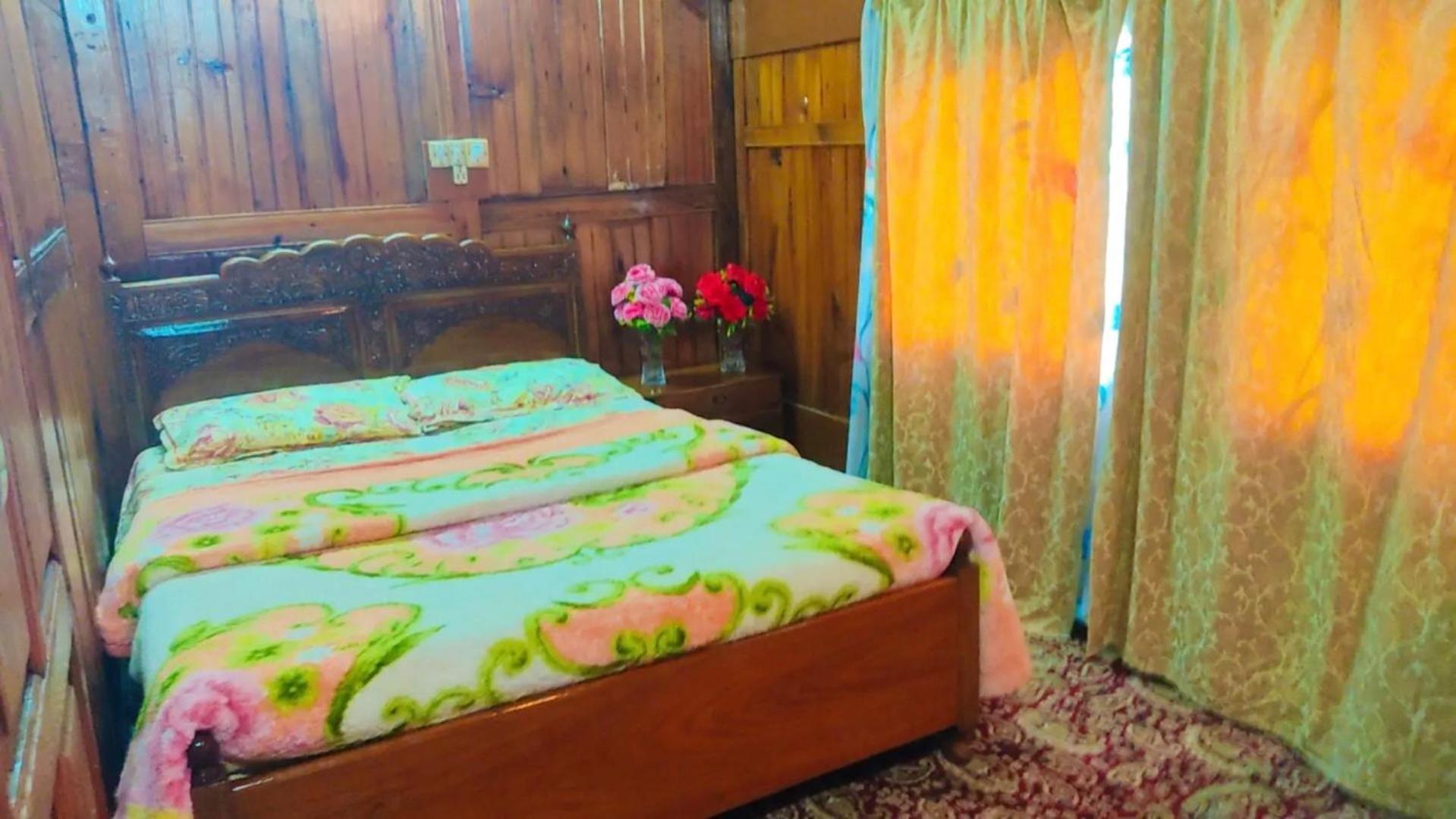 Houseboat Young Wild Rose ศรีนาการ์ ภายนอก รูปภาพ