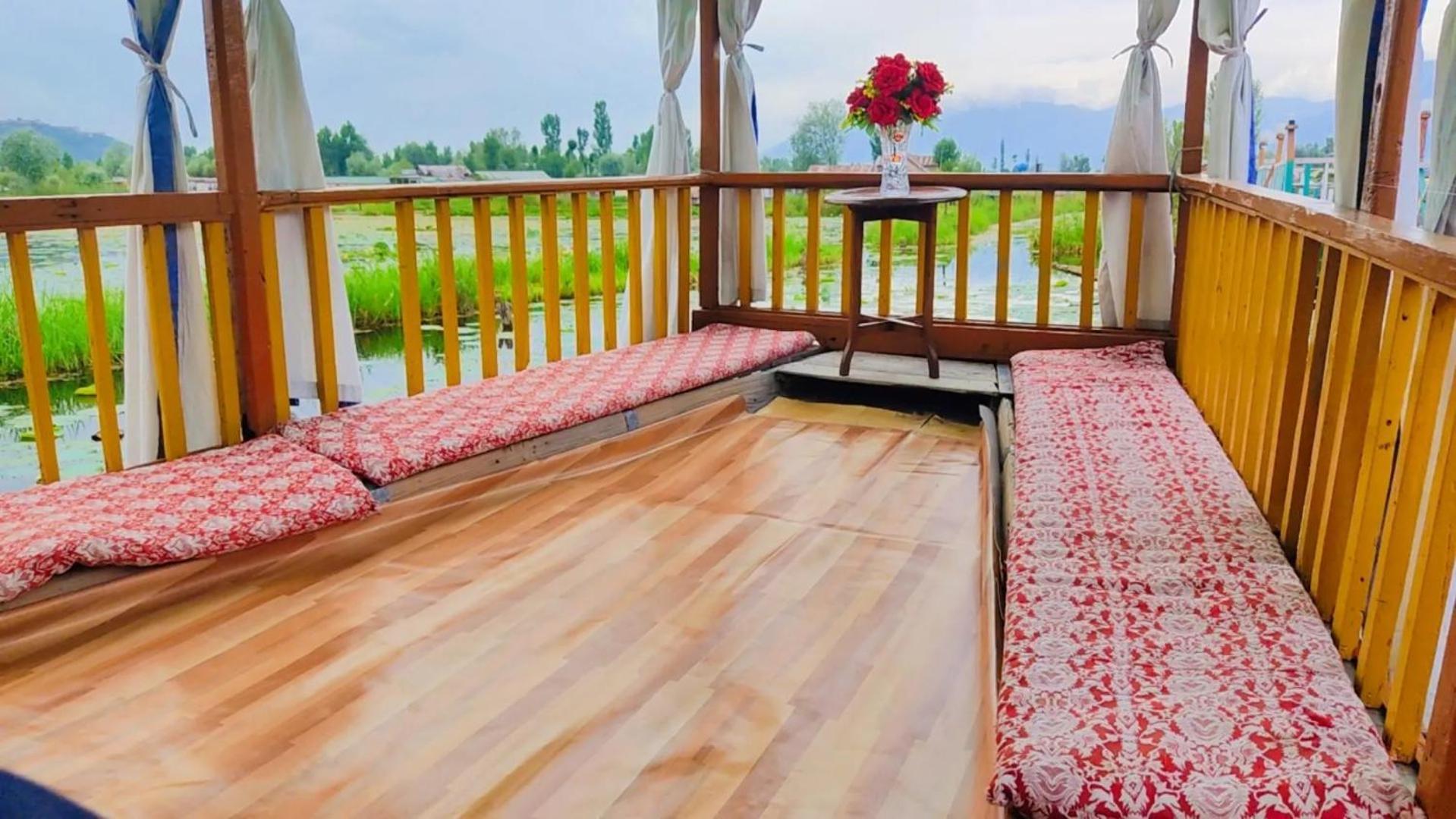 Houseboat Young Wild Rose ศรีนาการ์ ภายนอก รูปภาพ