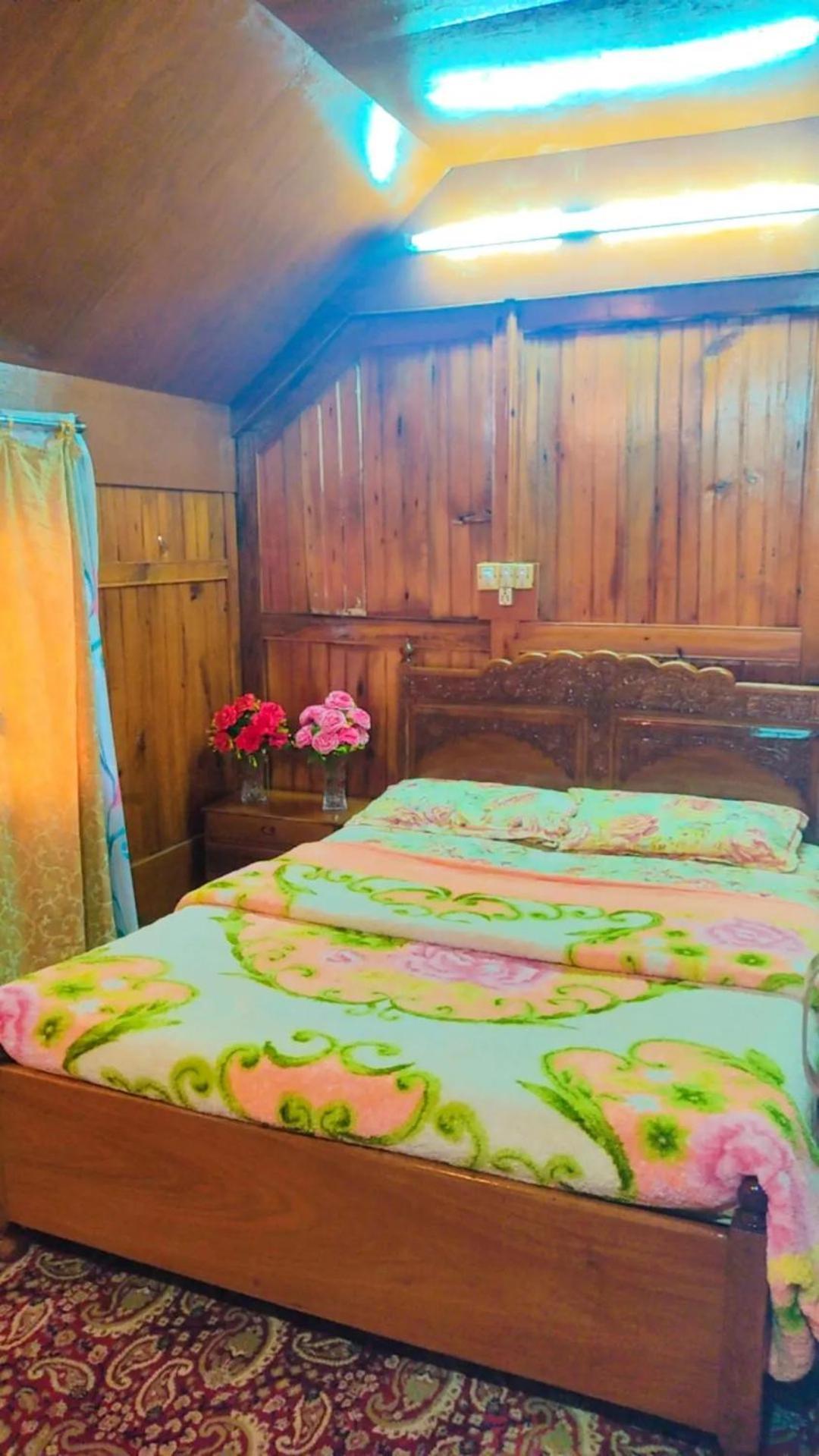 Houseboat Young Wild Rose ศรีนาการ์ ภายนอก รูปภาพ