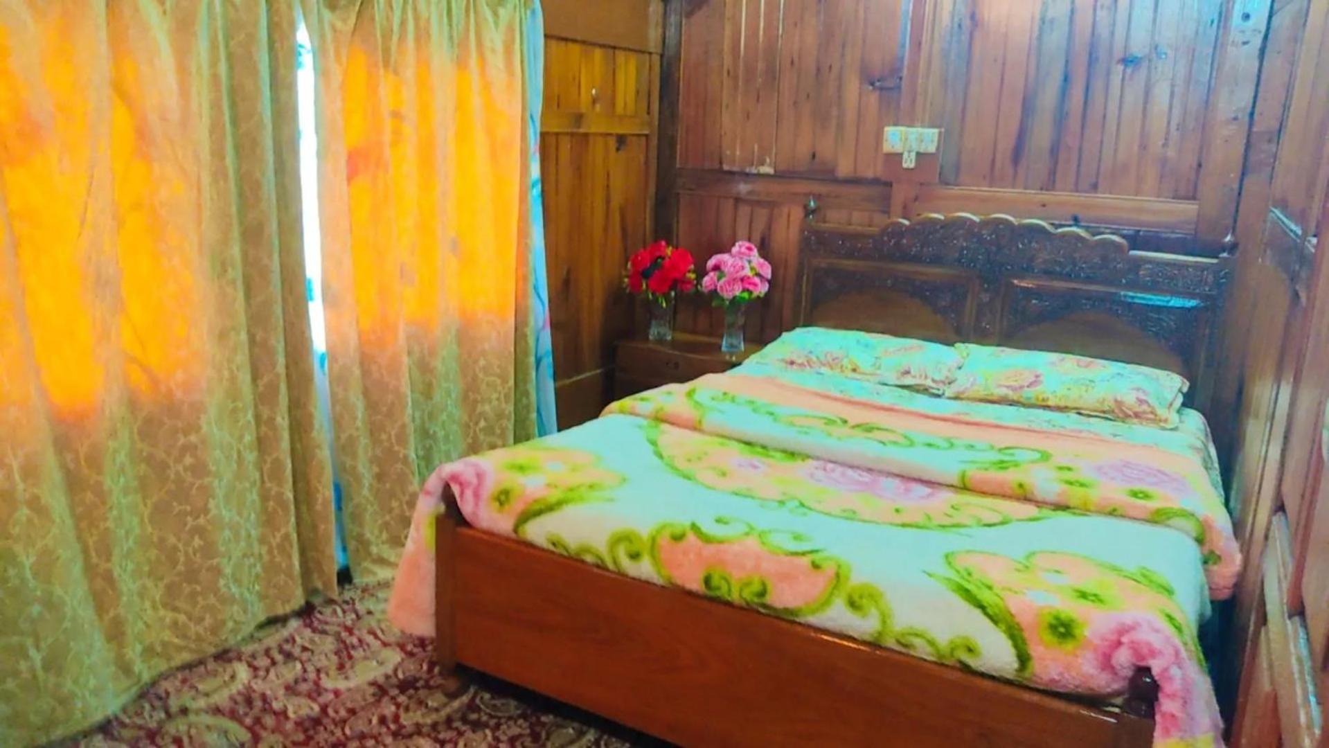 Houseboat Young Wild Rose ศรีนาการ์ ภายนอก รูปภาพ
