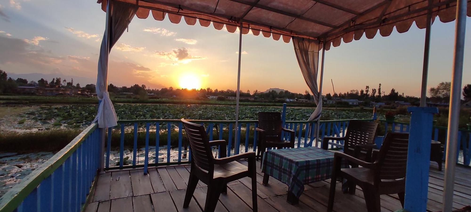 Houseboat Young Wild Rose ศรีนาการ์ ภายนอก รูปภาพ