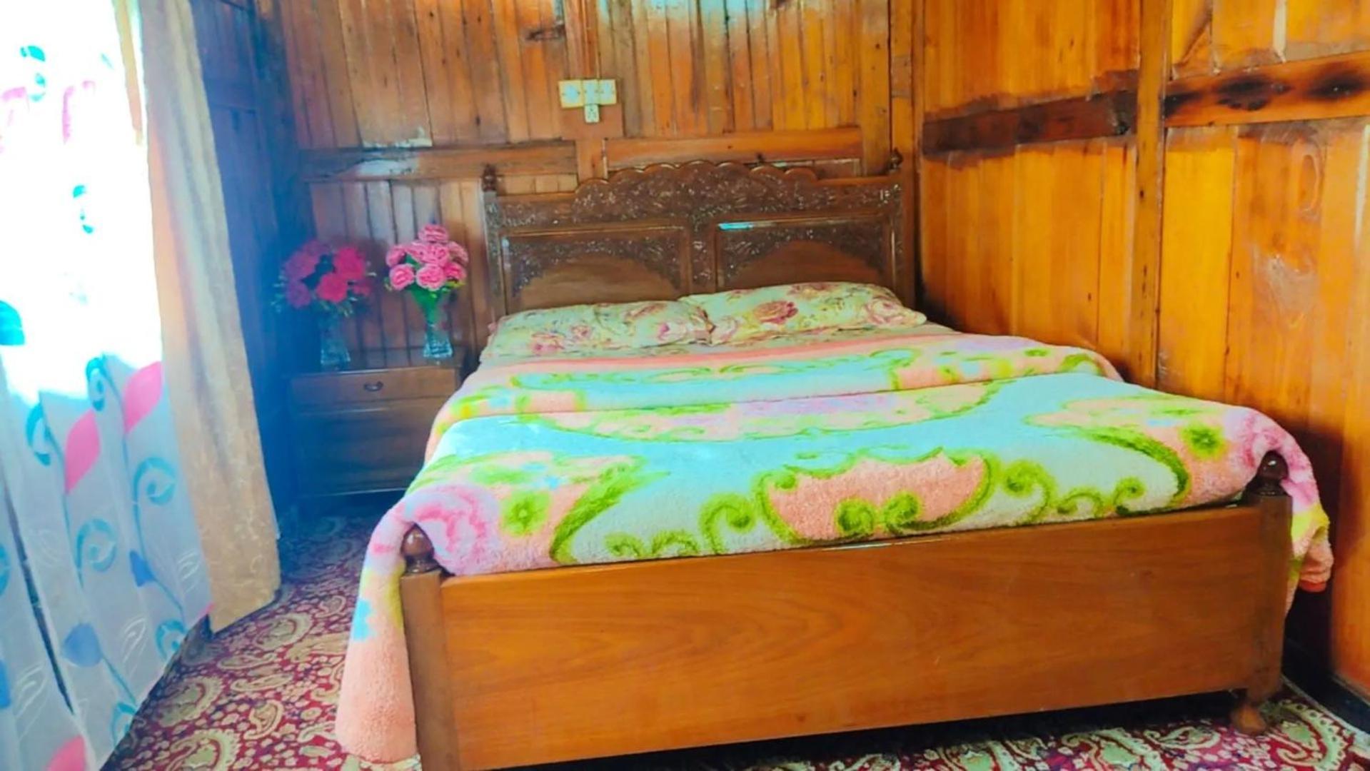 Houseboat Young Wild Rose ศรีนาการ์ ภายนอก รูปภาพ