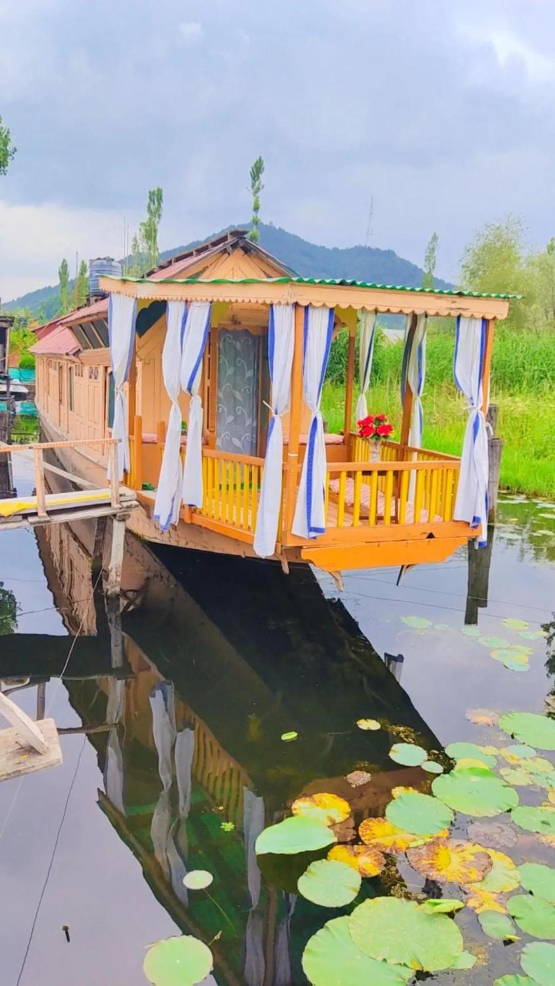 Houseboat Young Wild Rose ศรีนาการ์ ภายนอก รูปภาพ