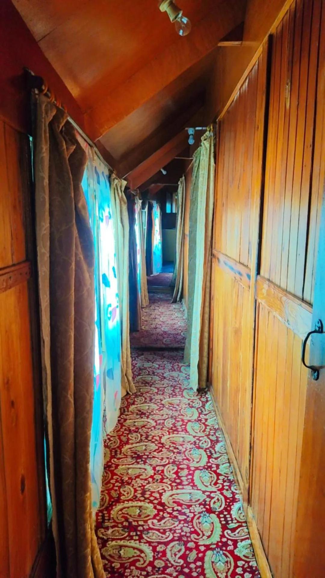 Houseboat Young Wild Rose ศรีนาการ์ ภายนอก รูปภาพ