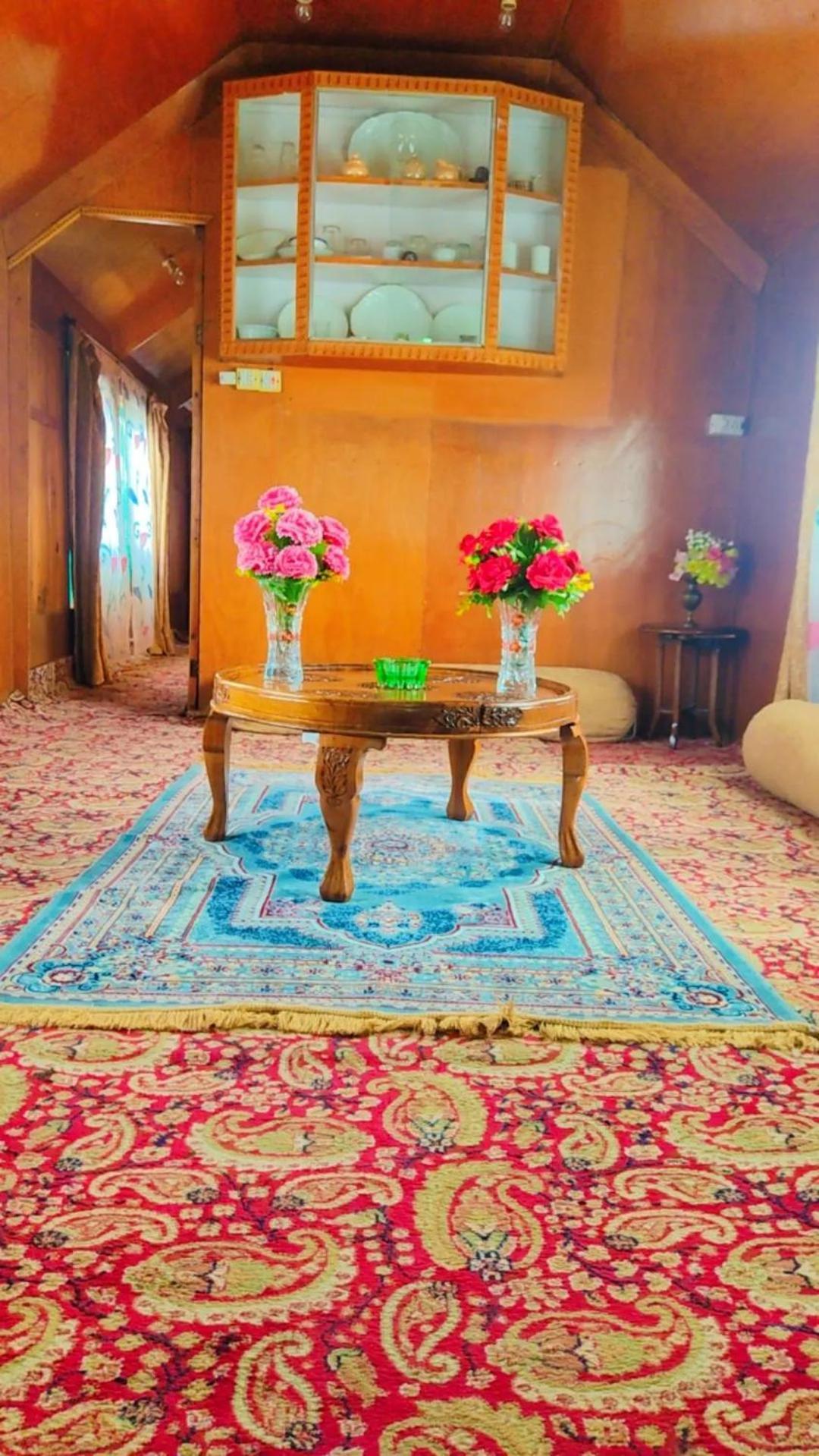 Houseboat Young Wild Rose ศรีนาการ์ ภายนอก รูปภาพ
