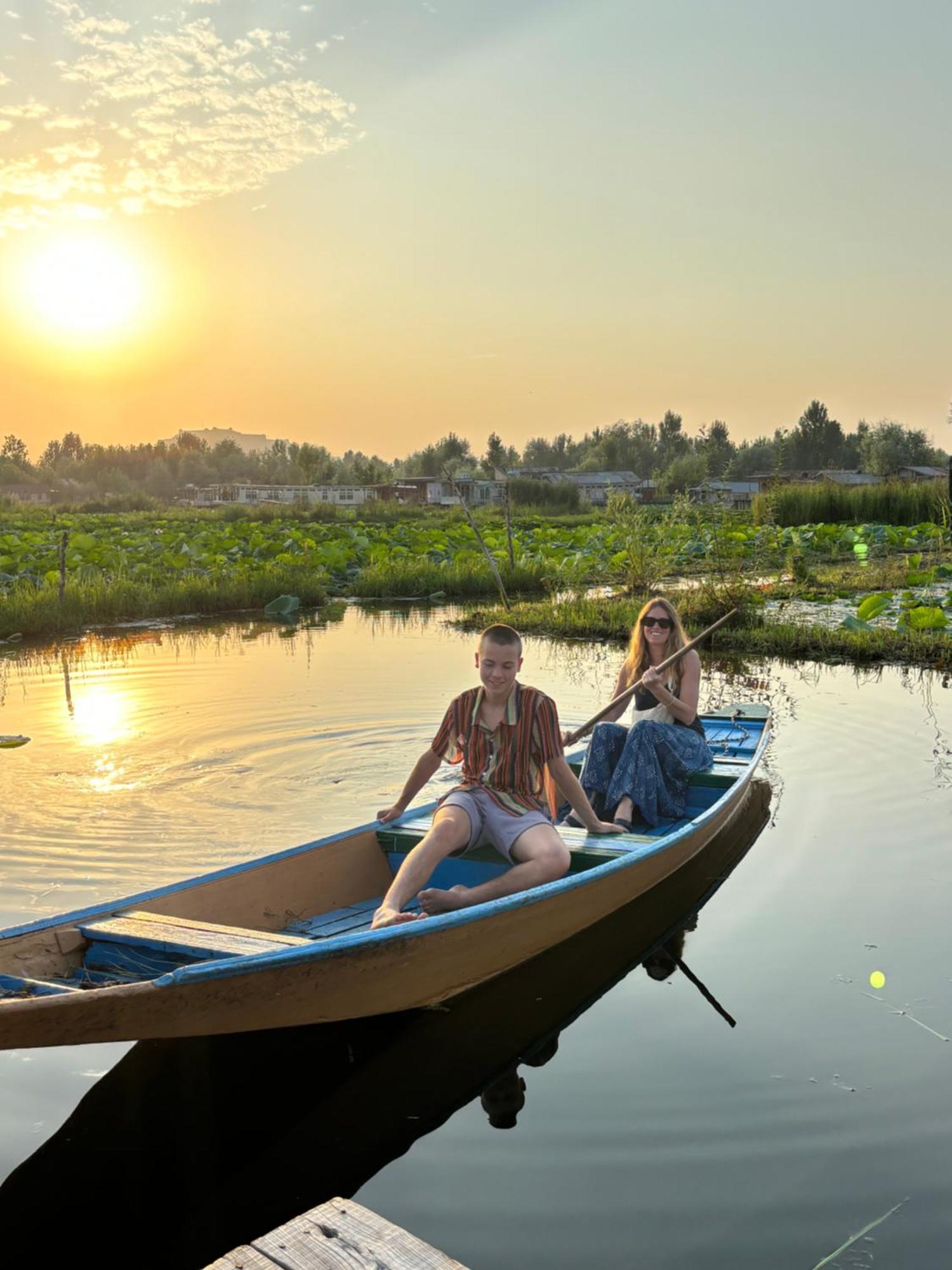 Houseboat Young Wild Rose ศรีนาการ์ ภายนอก รูปภาพ